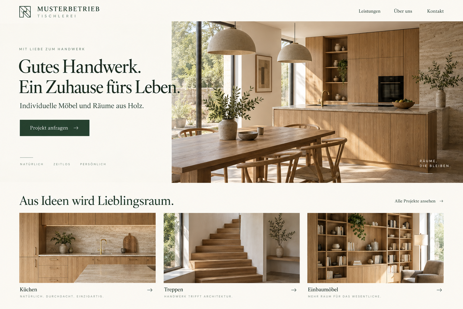 Beispielentwurf einer Tischlerei-Website mit heller Holzküche und dunkelgrünem Button „Projekt anfragen“.