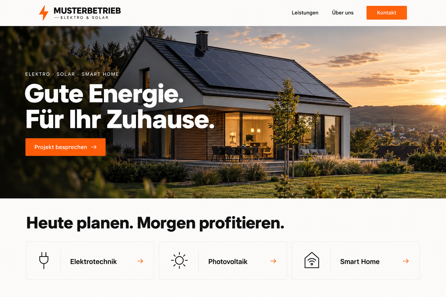 Beispielentwurf einer Website für einen Elektro- und Solarbetrieb: Haus mit Solardach im Abendlicht und orangefarbenem Button „Projekt besprechen“.